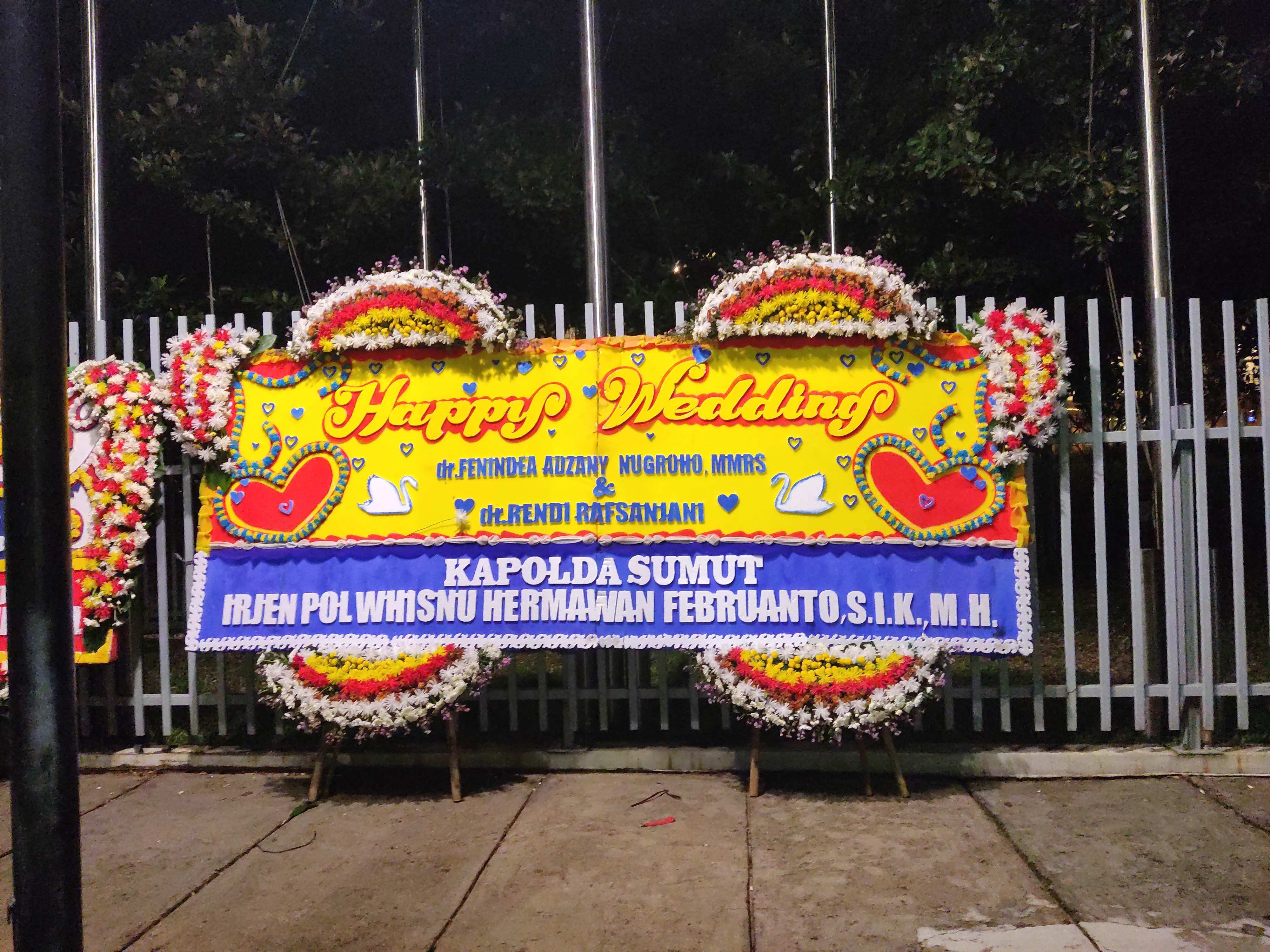 bunga papan happy wedding